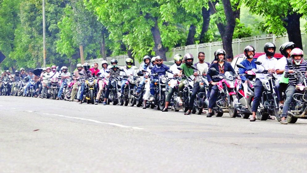 রাজধানীতে দুর্ভোগ চরমে পাম্পে পাম্পে লাইন, ক্লান্ত মানুষ