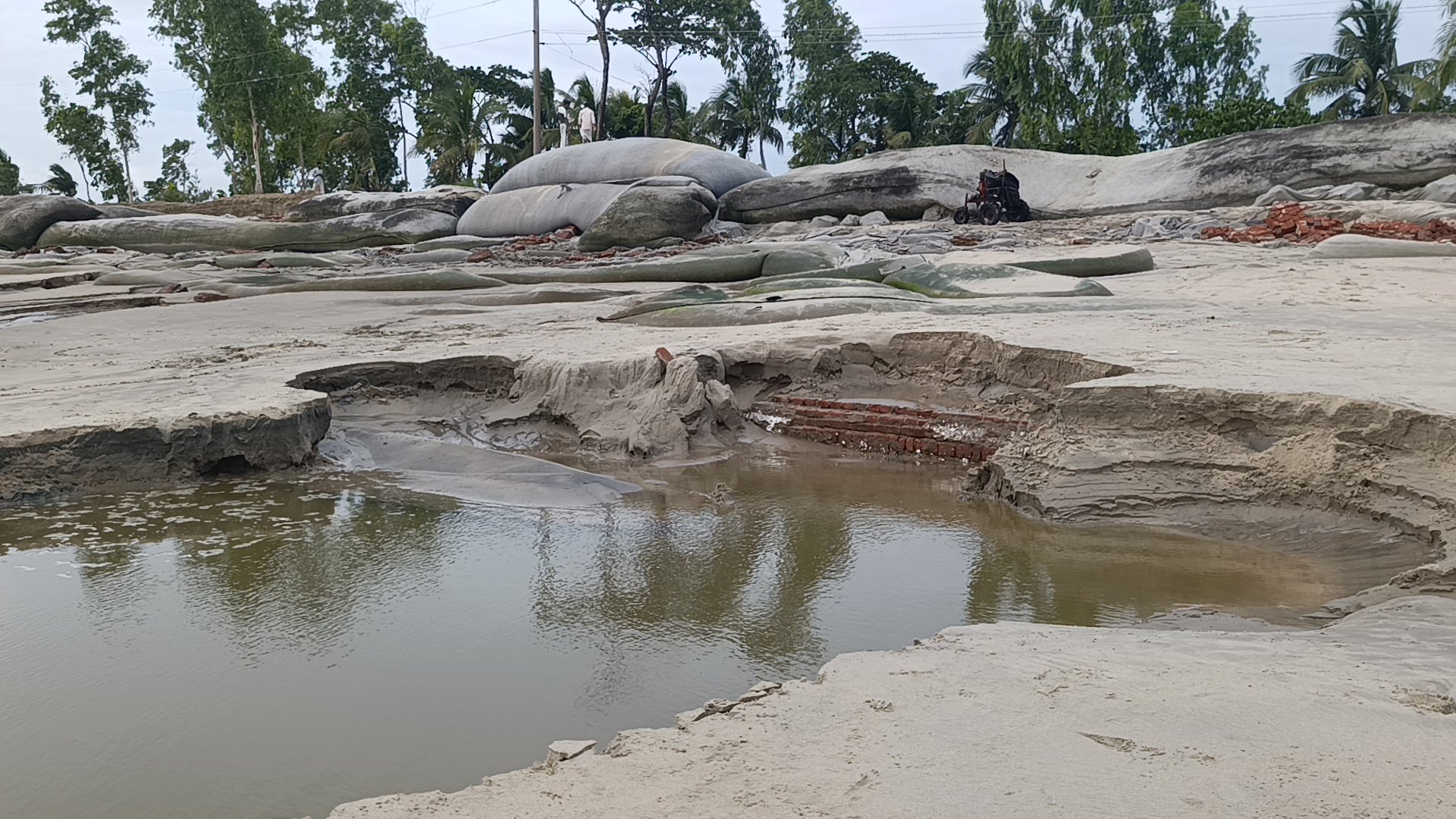 মাতারবাড়ীর বেড়িবাঁধ সংস্কারে অনিয়ম: বাঁধের পাশ থেকে বালু কেটে জিও ব্যাগ স্থাপন