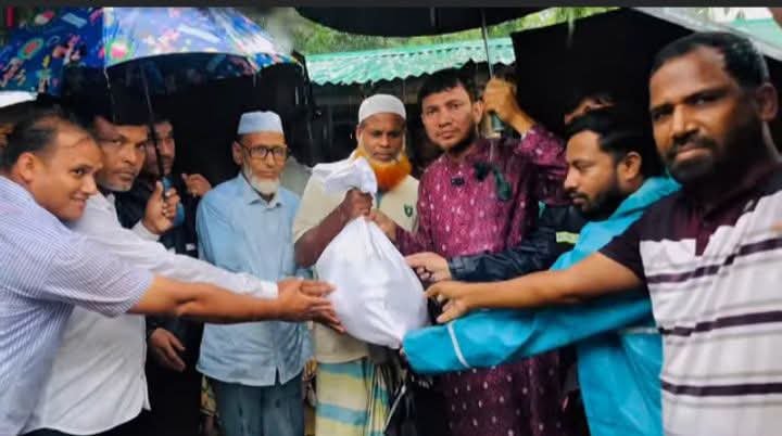 রামুর গর্জনিয়ায় নদীভাঙন এলাকা পরিদর্শন ও ক্ষতিগ্রস্তদের মাঝে ত্রাণ বিতরণ